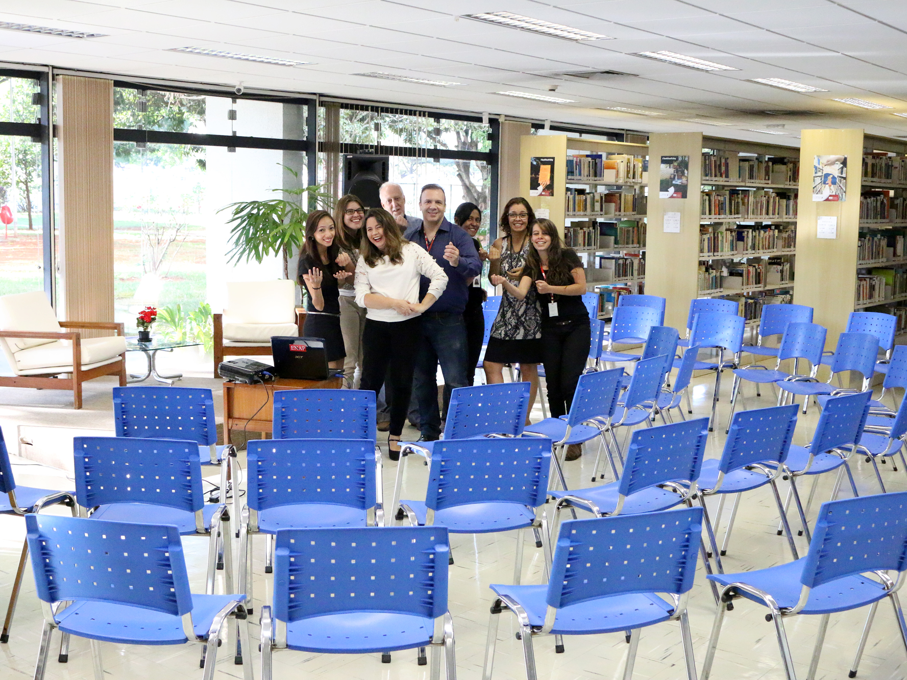 Andrea Andrade e equipe convidam para os novos serviços da biblioteca.