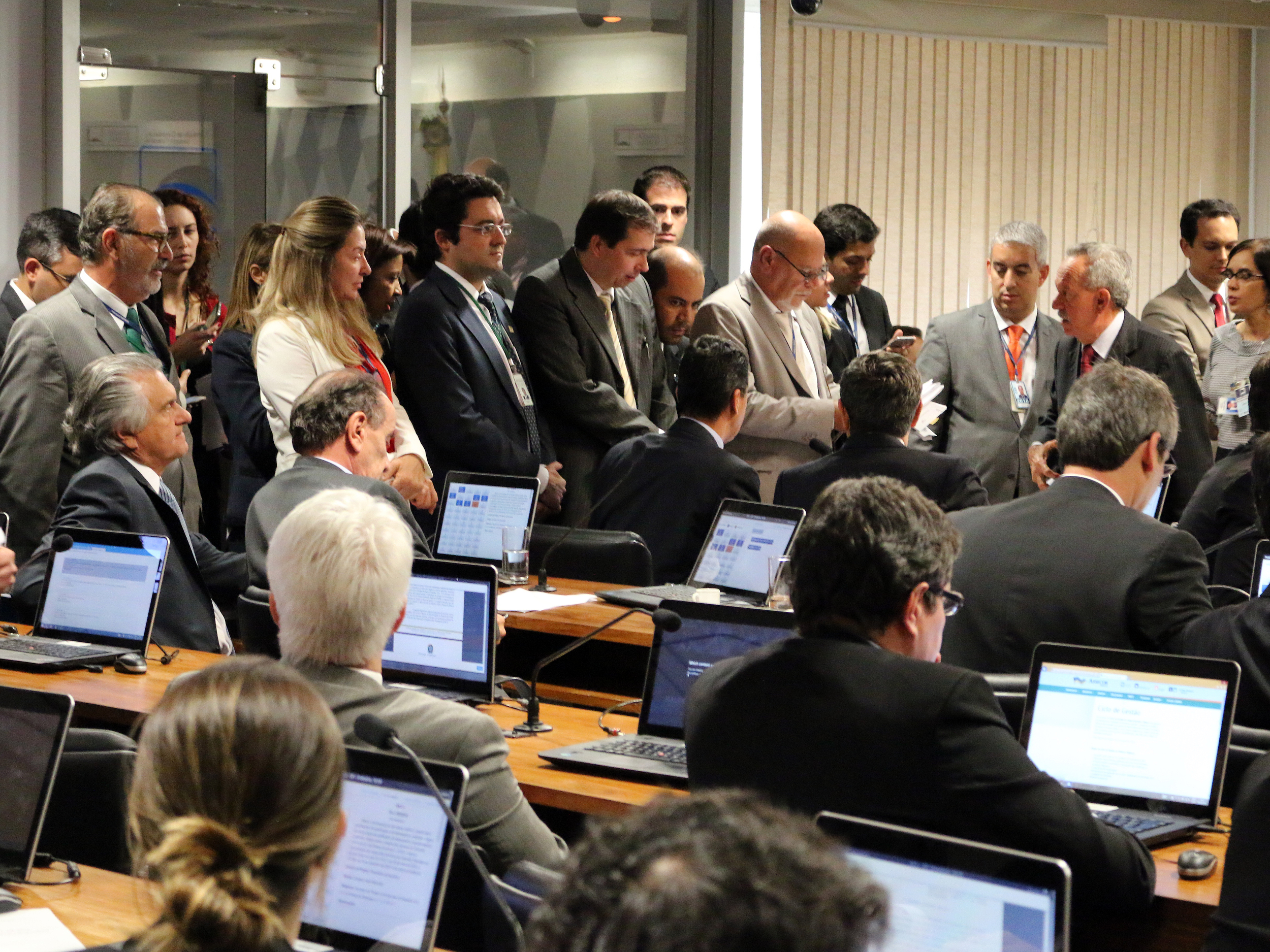 O presidente da ANESP, Alex Canuto, e, à sua esquerda, o Associado Silvio Holanda, trabalham junto aos senadores da CCJ pela aprovação do reajuste salarial e contra a extinção de cargos de EPPGG. Foto: Filipe Calmon / ANESP