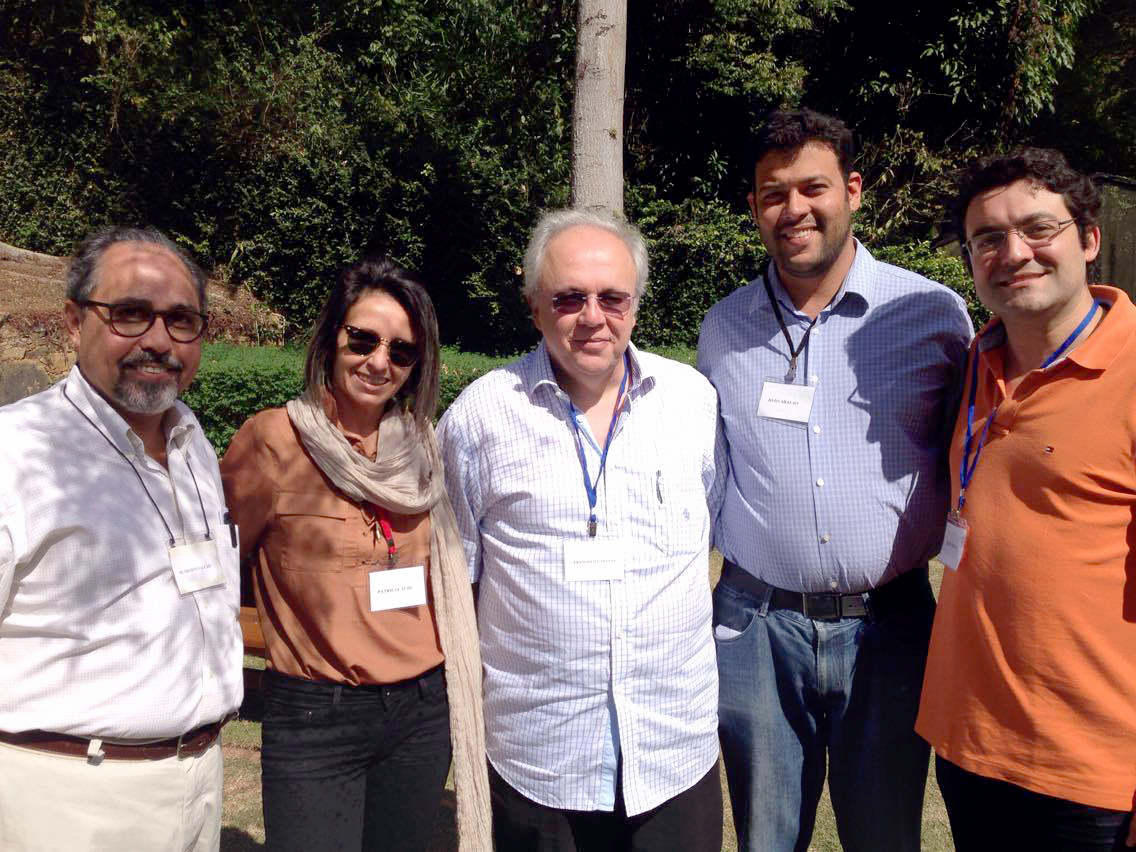 O ex-EPPGG Humberto Falcão e os associados da ANESP Patrícia Audi, Francisco Gaetani, João Francisco Maria e Alex Canuto participam do evento do Instituto República. Foto: Lúcia Reisewitz
