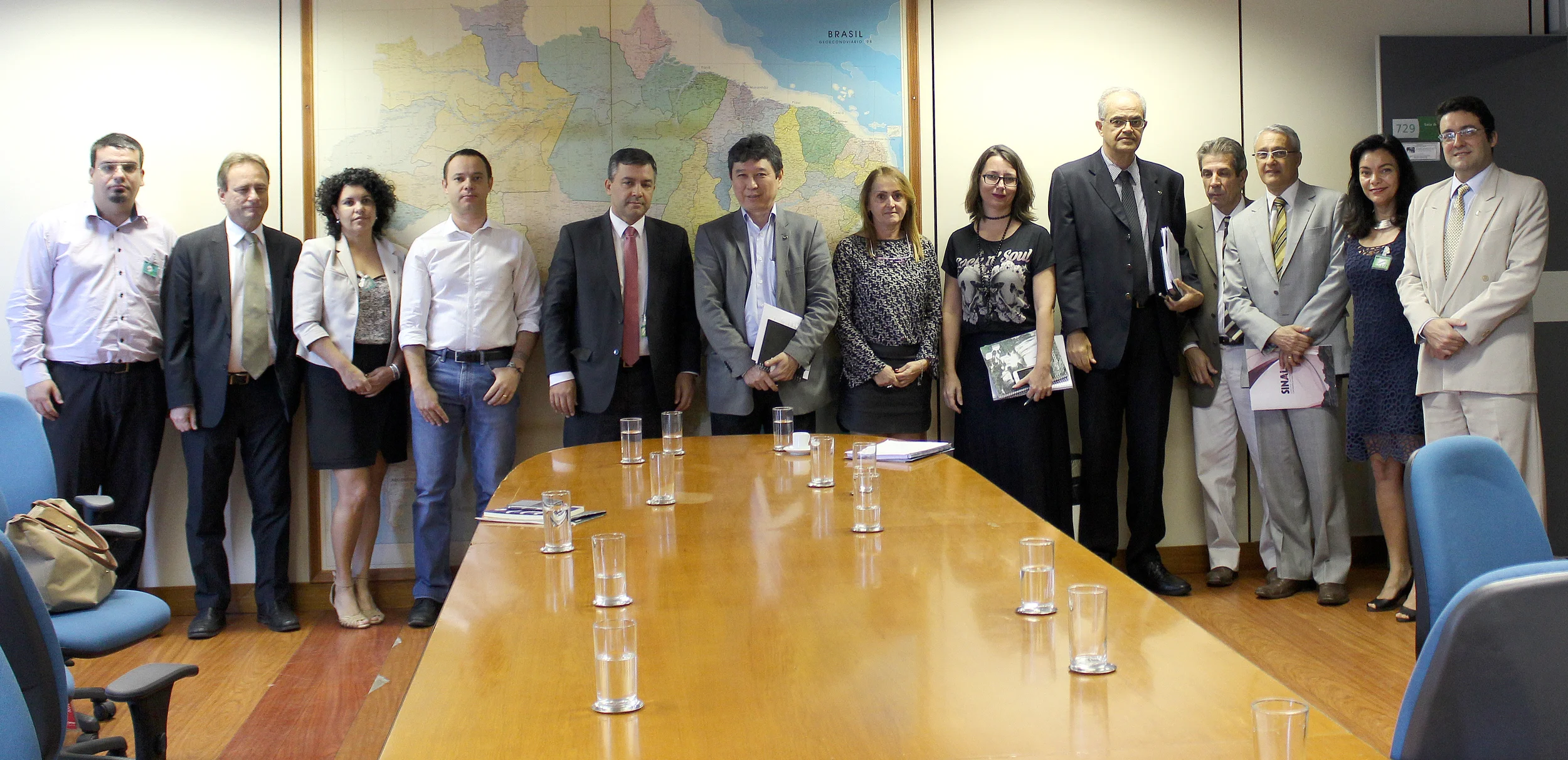 À Direita, o Presidente da ANESP, Alex Canuto; ao centro, de terno cinza, Augusto Chiba, titular da SEGRT. Foto: Unacon
