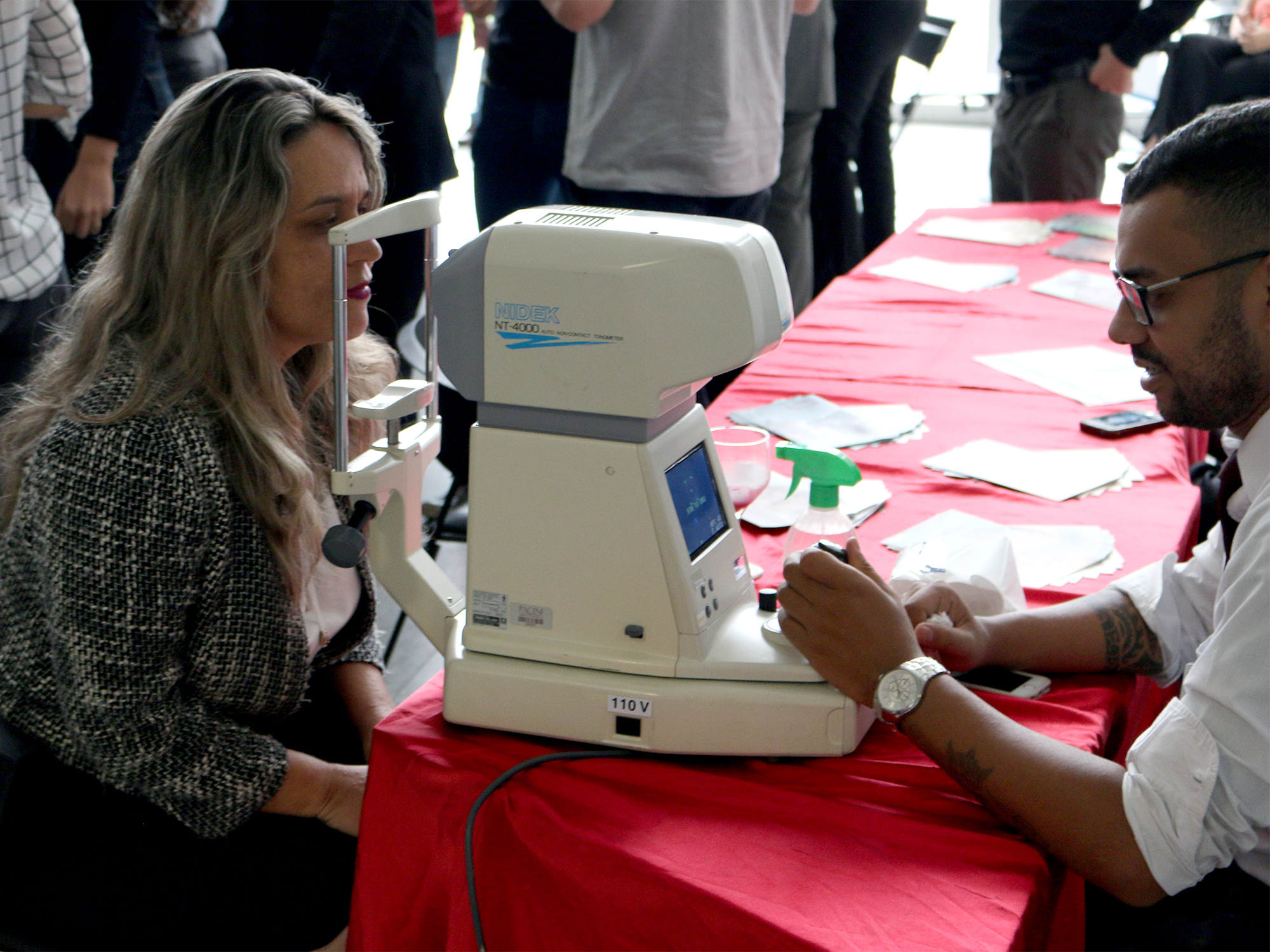  Servidores medem a pressão ocular durante o evento 