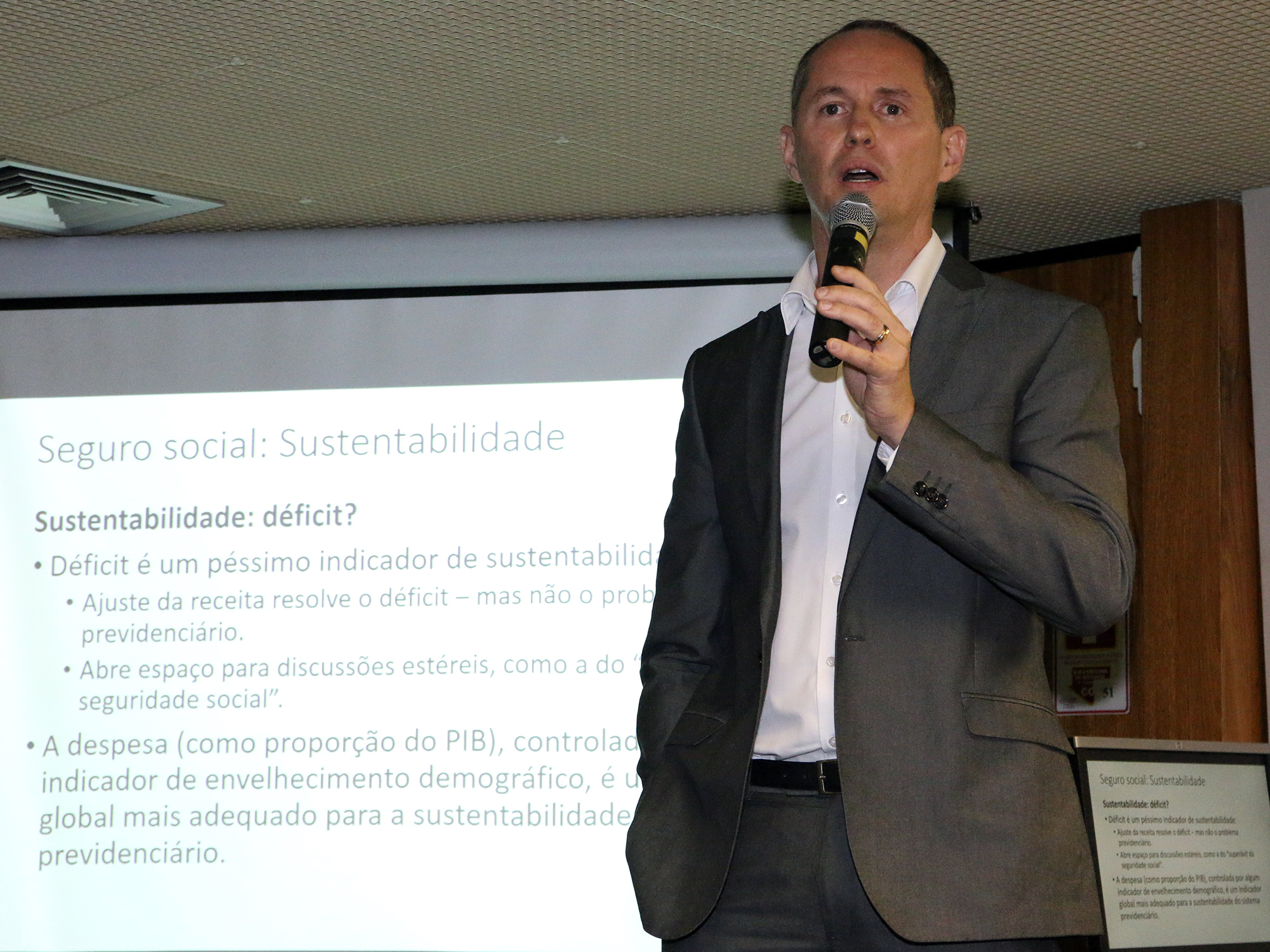  Com o tema Proposta de reforma da Previdência: necessidades e urgência, o EPPGG Luis Henrique foi o primeiro a palestrar. 