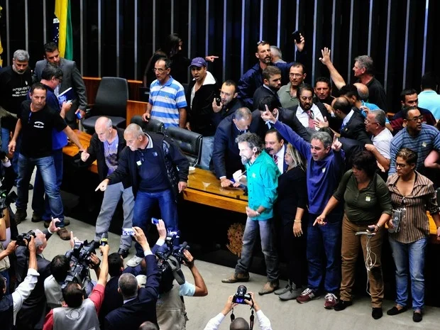 Diretora Jurídica da ANESP critica ação de manifestantes que invadiram plenário da Câmara dos Deputados