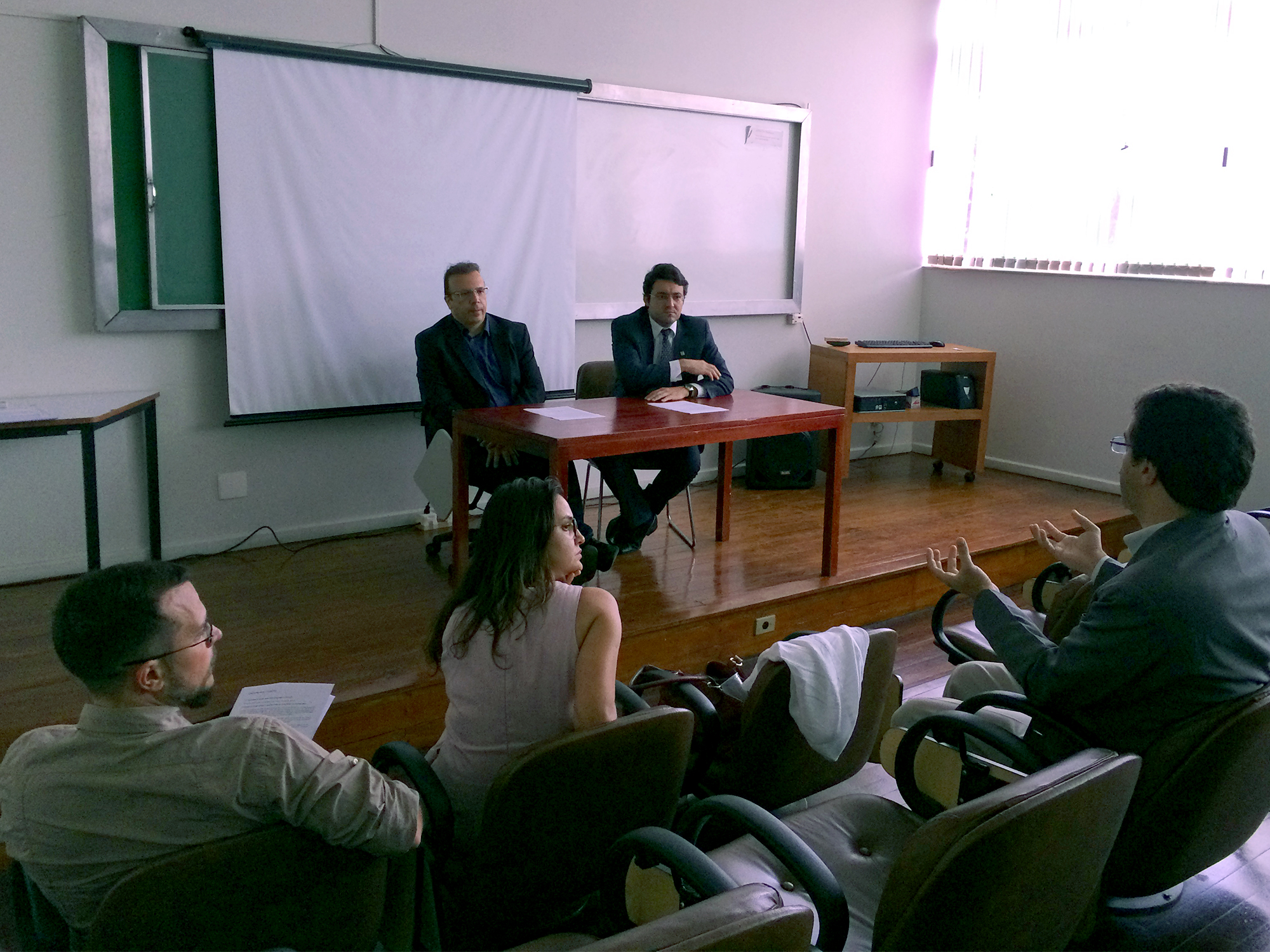 Diretor de Assuntos Profissionais, Paulo Paiva, e Presidente da ANESP, Alex Canuto, ouvem Associados durante Assembleia. Foto: ANESP