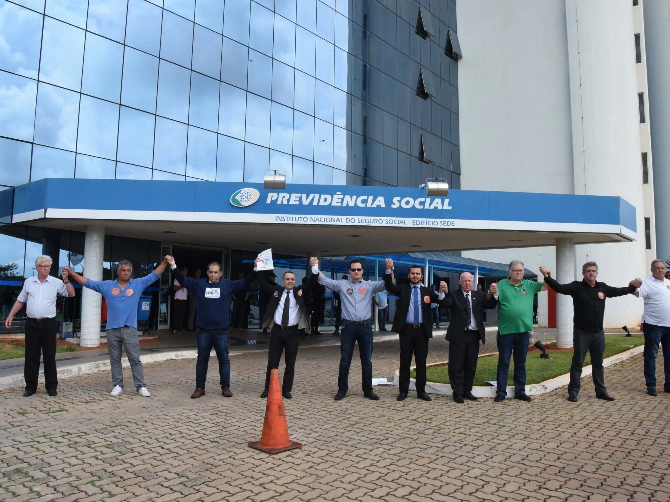 Reforma da Previdência: Abraço ao prédio da Previdência marca Dia dos Aposentados