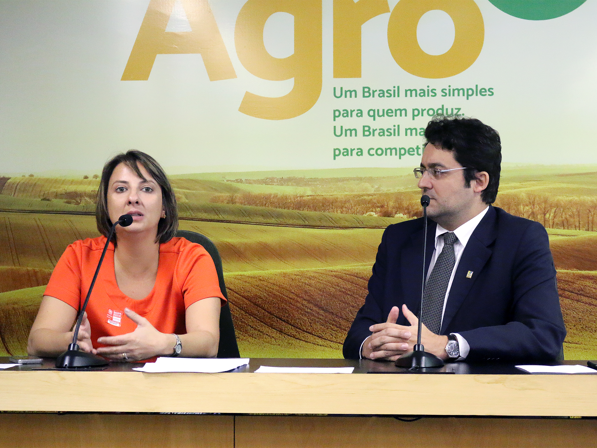 Patrícia Parra e Alex Canuto, durante AGE no auditório do MAPA. Foto: Filipe Calmon / ANESP