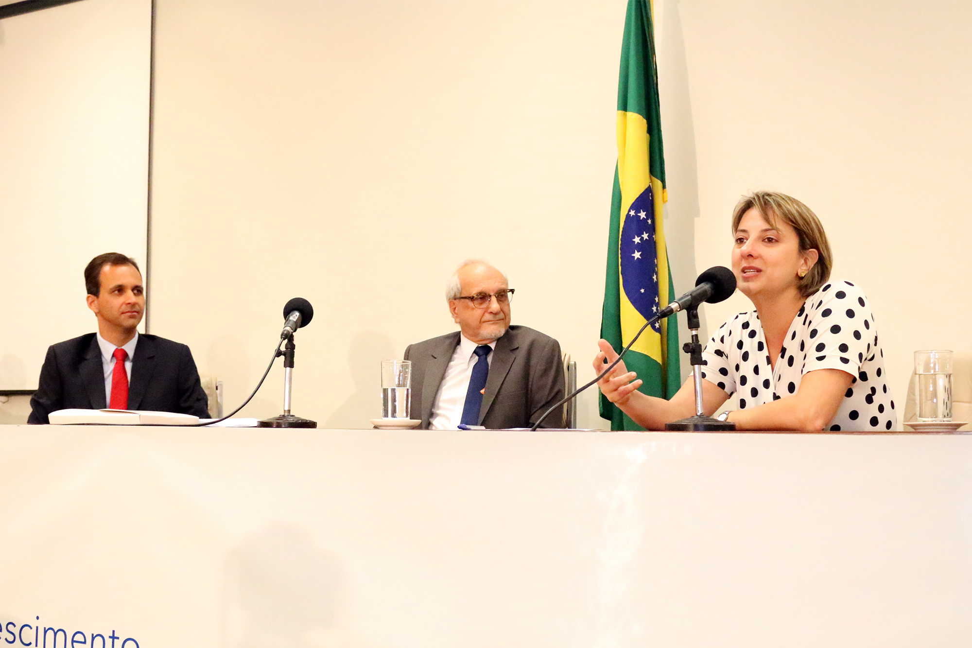 A Diretora de Assuntos Jurídicos da ANESP, Patrícia Parra, foi a moderadora da mesa que contou com a palestra do EPPGG Cristiano Heckert, à esquerda. Foto: Filipe Calmon / ANESP