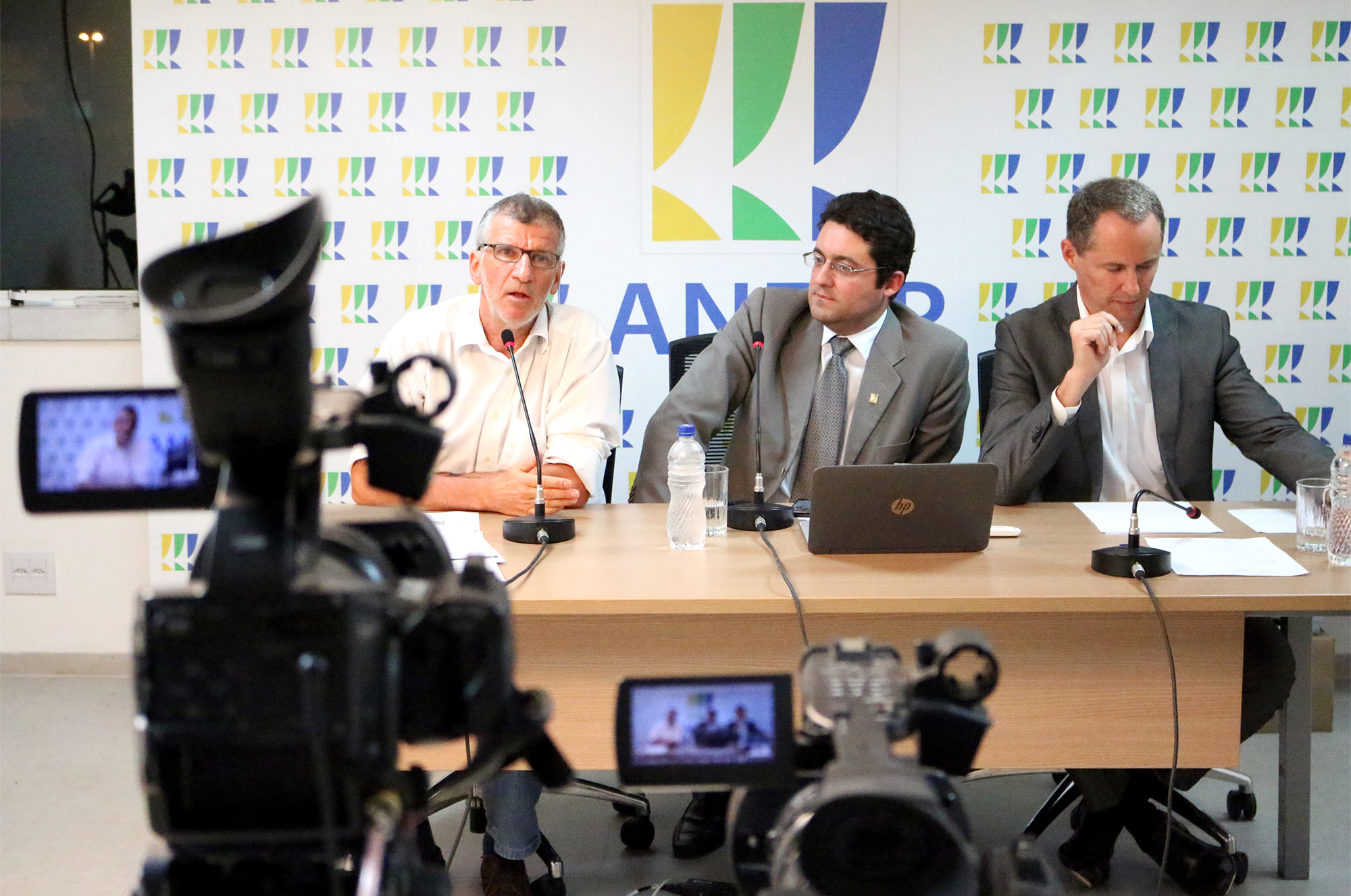  Presidente da ANESP, Alex Canuto, ao centro, como mediador do debate. 