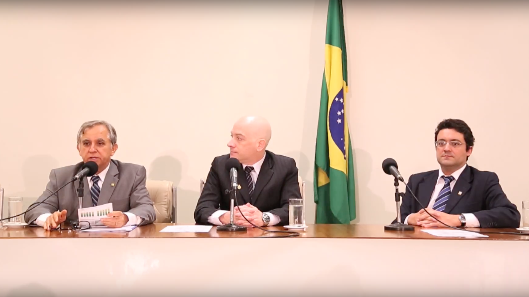 Deputado Izalci Lucas preside a mesa e faz a abertura do Seminário Caminhos para a Retomada do Crescimento Econômico, Melhoria da Gestão Pública e Análise da Questão Previdenciária - Vídeo 3