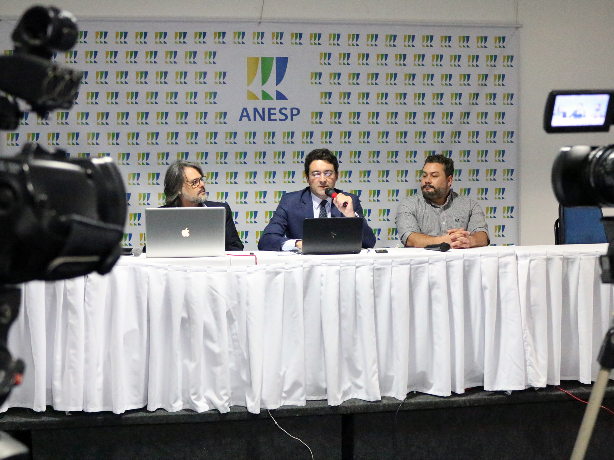 Geraldo Horta, Alex Canuto e Thalles Siqueira durante o debate.