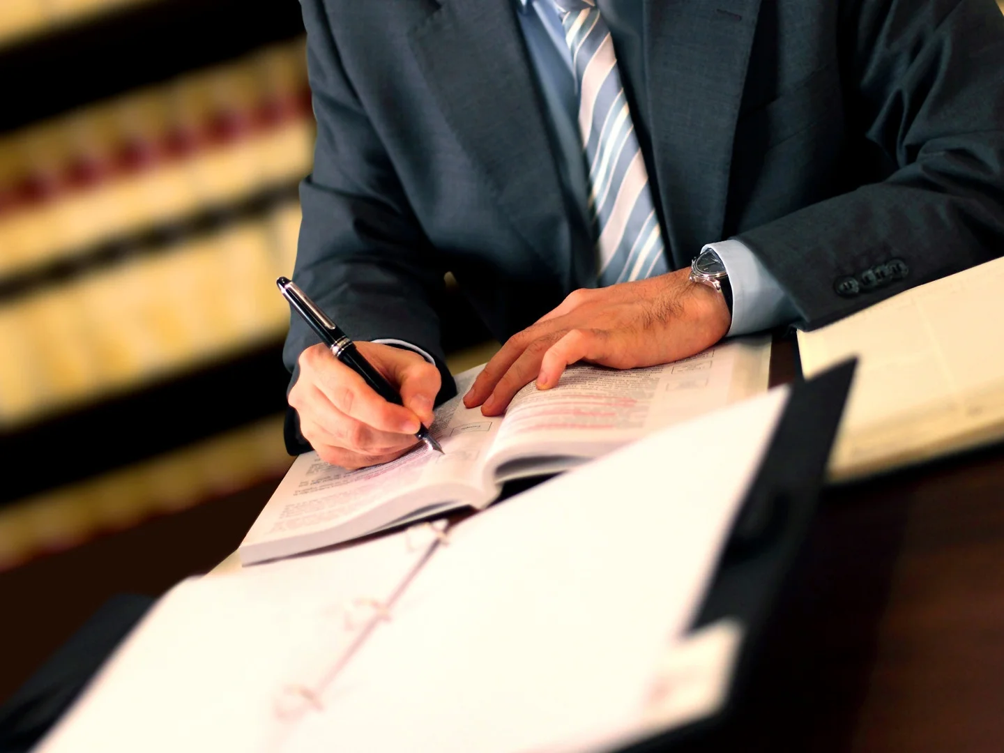 Direito - Justiça - Assinatura - Documento - Papel - Executivo - Carl M.jpg