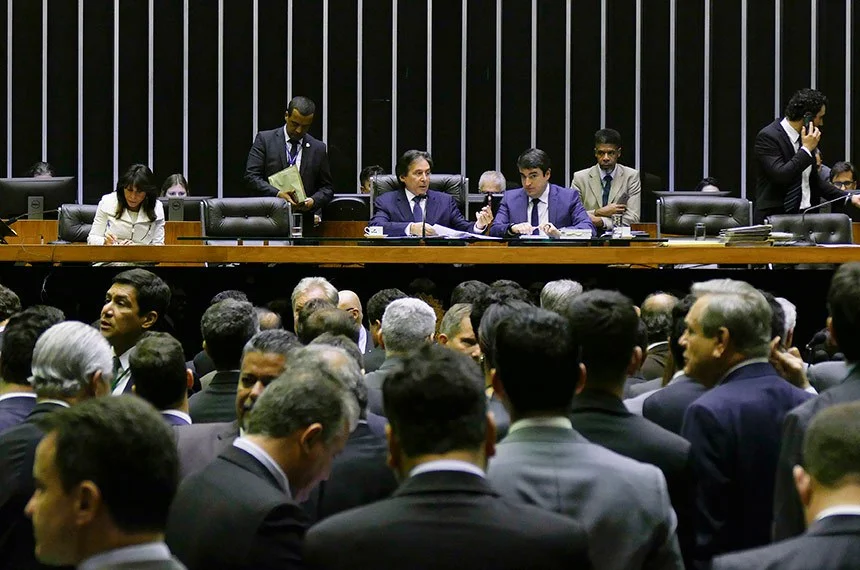 LDO é aprovada sem veto de reajustes a servidores