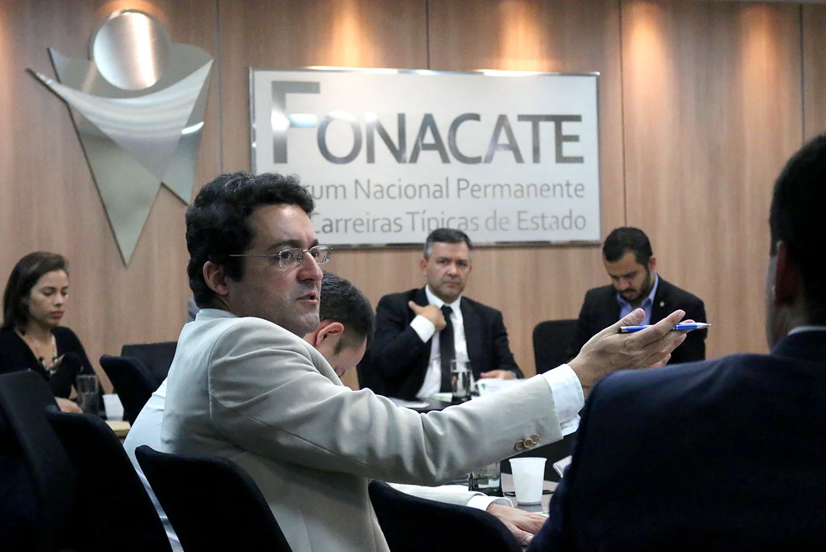Fonacate debate ataques aos direitos dos servidores públicos e à atividade sindical no contexto político das Eleições Gerais