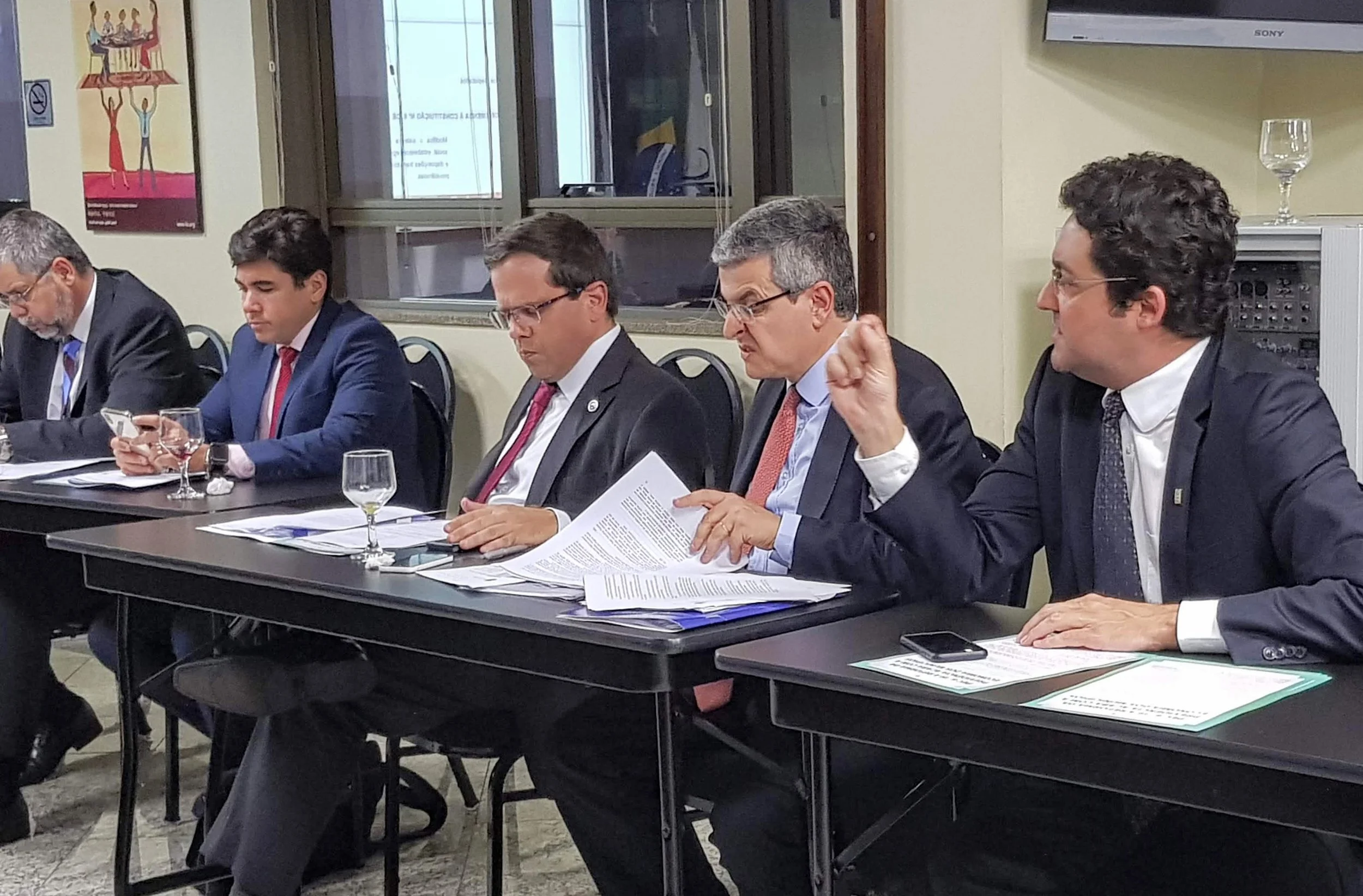 Alex Canuto, à direita, em reunião de ajustes finais das emendas sobre a PEC 006/2019