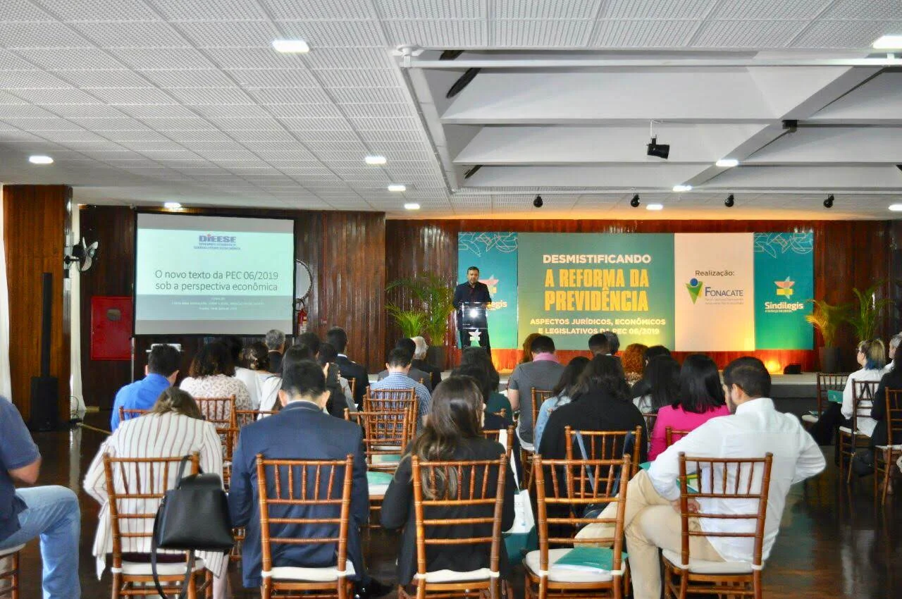 Equipes de comunicação do Fonacate e da Frentas em evento de capacitação sobre a reforma da previdência