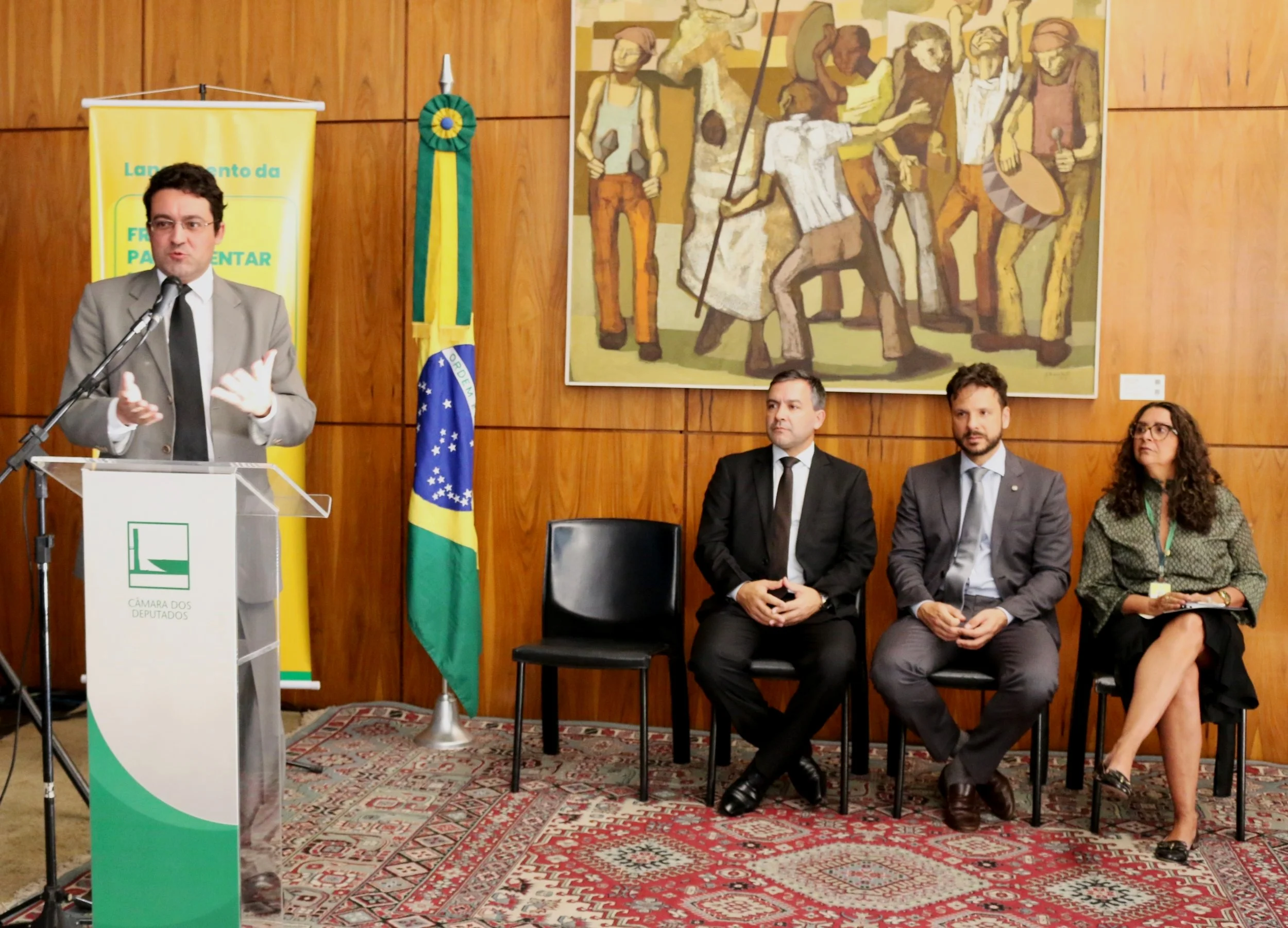 Deputados e representantes de carreiras de Estado lançam Frente em Defesa do Serviço Público