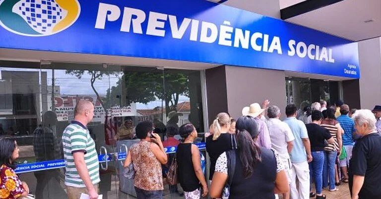Reportagem relata paralisação dos serviços públicos federais por estrangulamento de verbas
