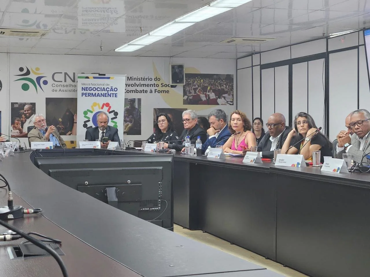Negociação com o governo avança para as mesas específicas; reajuste só é concedido para aumento dos benefícios