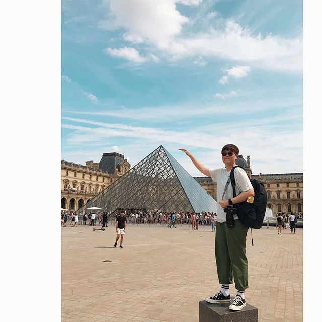 Tryin to touch the #louvrepyramid 🙃