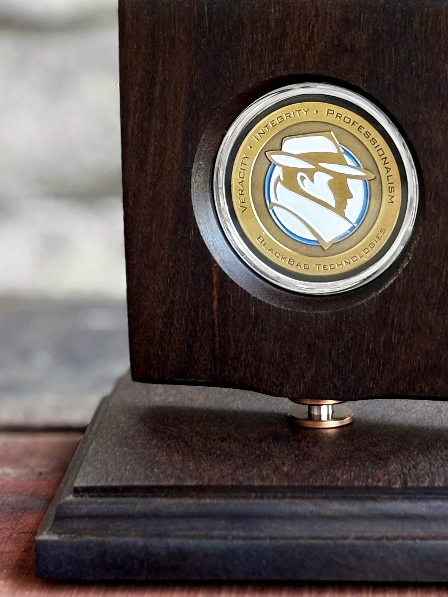 Ipe | 1-Coin Display - Challenge Coin Displays