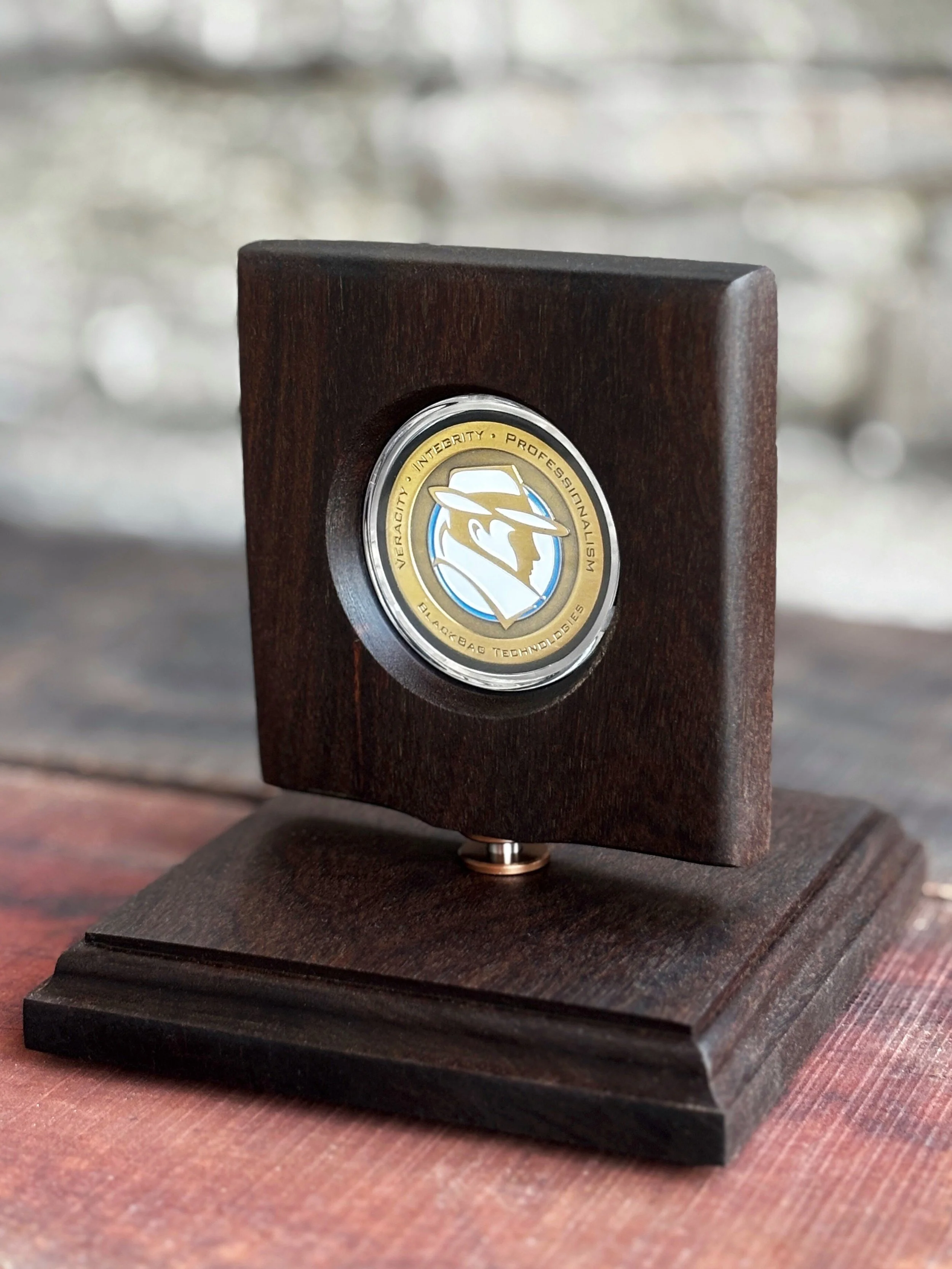 Ipe | 1-Coin Display - Challenge Coin Displays