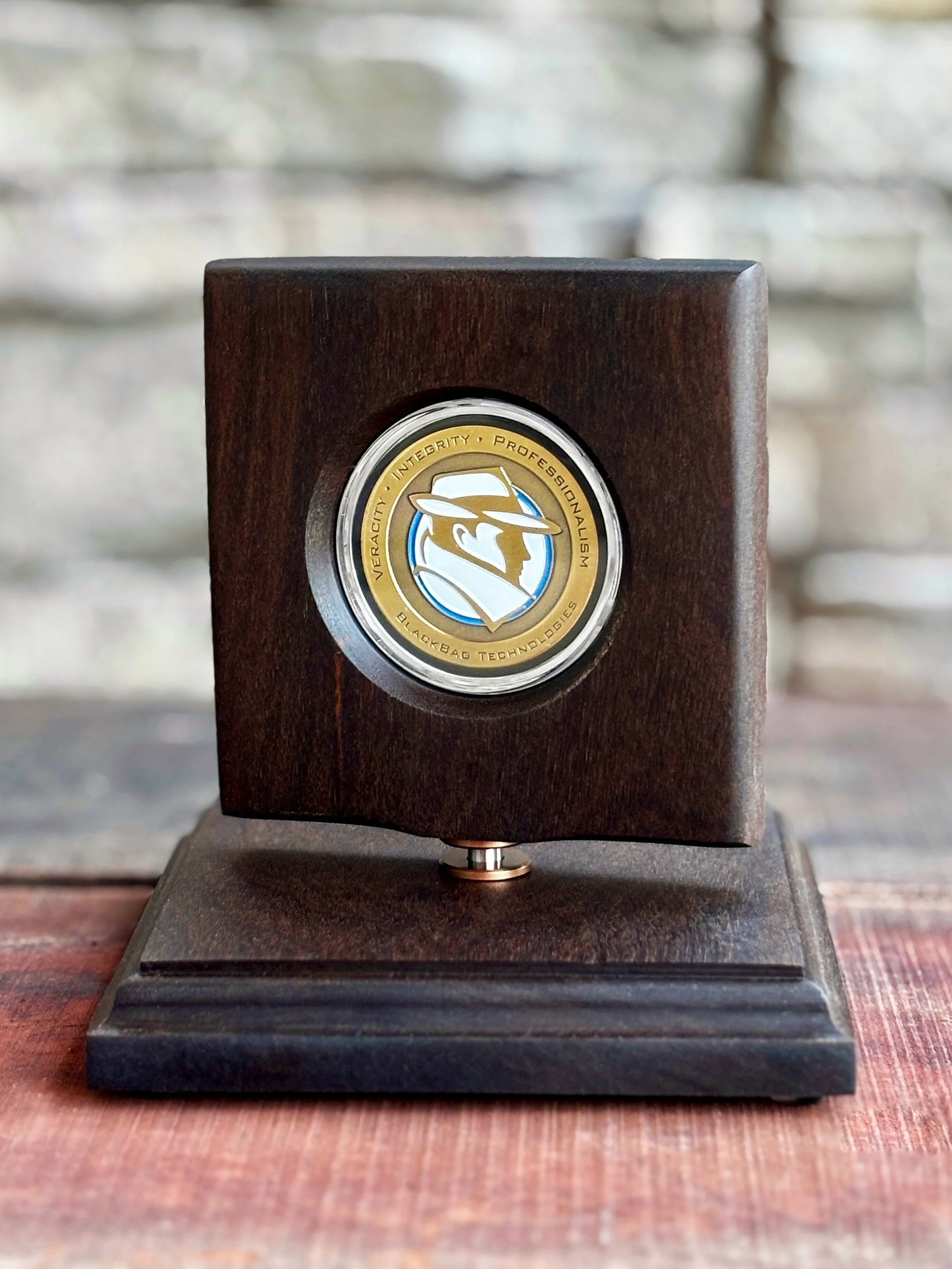 Ipe | 1-Coin Display - Challenge Coin Displays