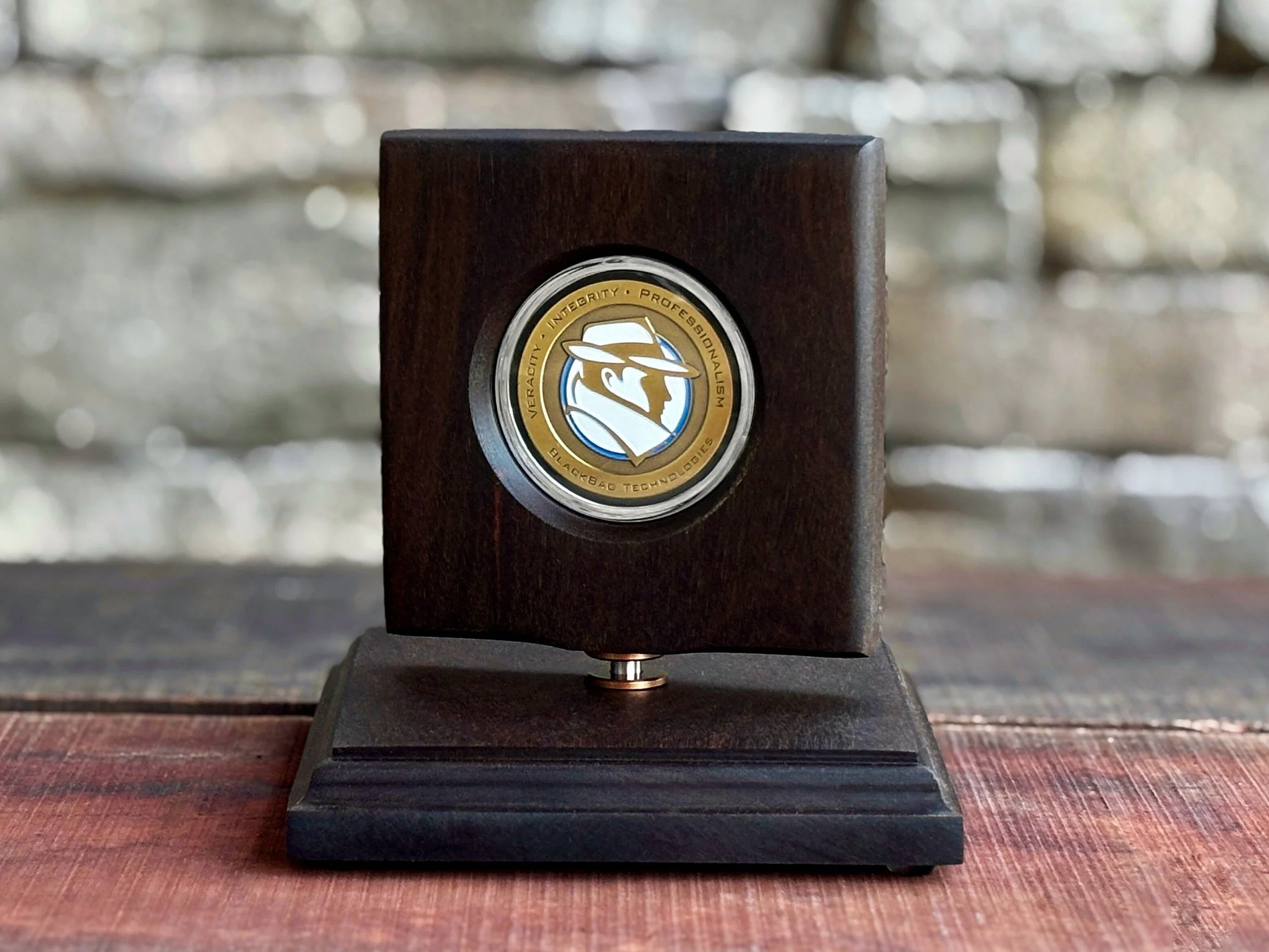 Ipe | 1-Coin Display - Challenge Coin Displays