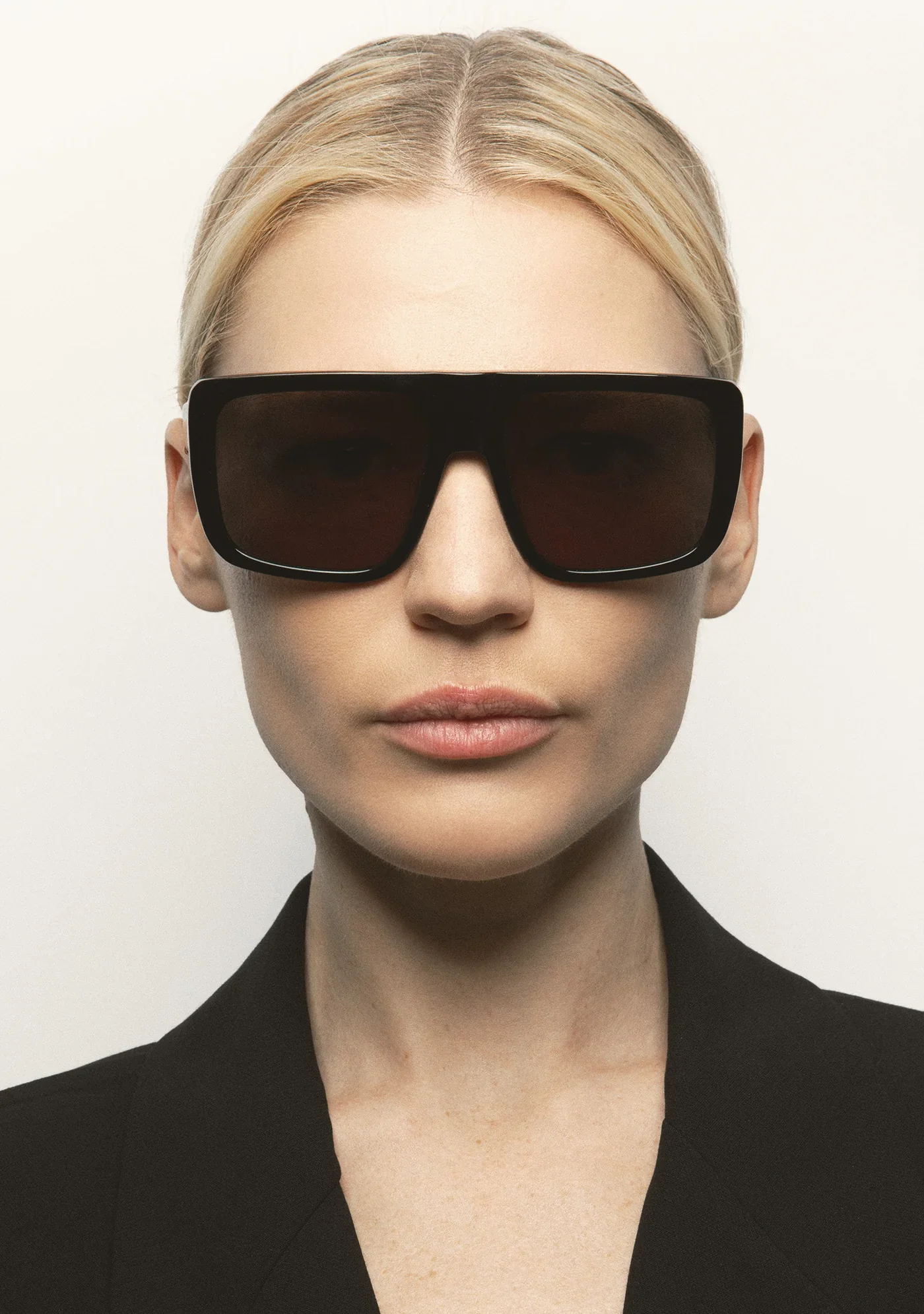 sunglasses-kaleos-bender-1-black-square-shape-by-kambio-eyewear-model.webp