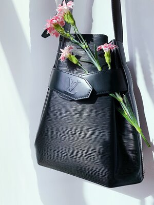 Louis Vuitton Black Epi Leather Noir Sac D'Epaule Twist Bucket with  Pouch