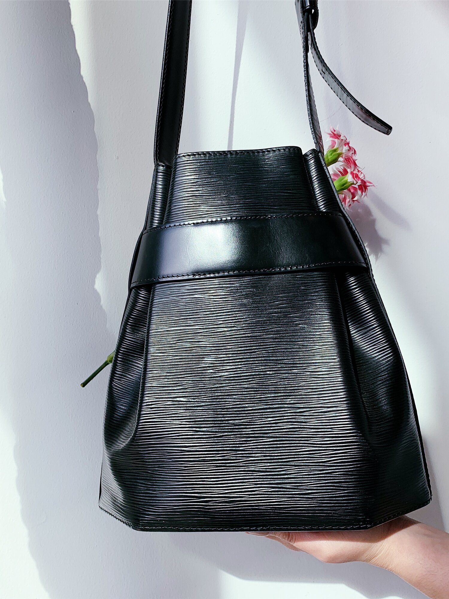 Bucket cloth handbag Louis Vuitton Black in Cloth - 17219505