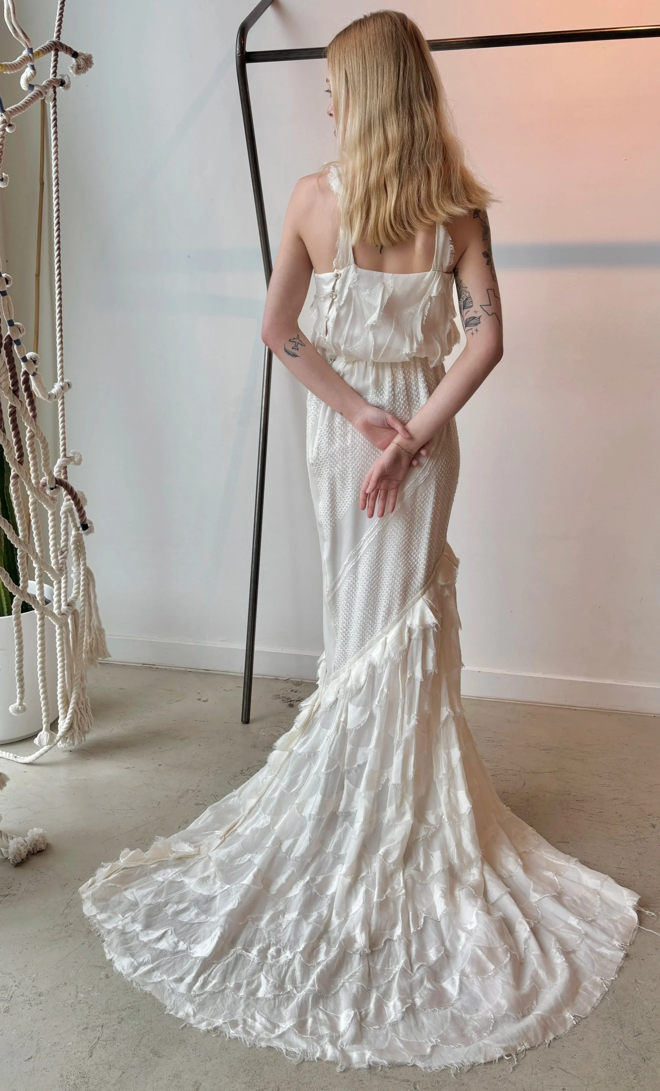 ZAC POSEN 00s White Textured Bridal Gown with Scalloped Train