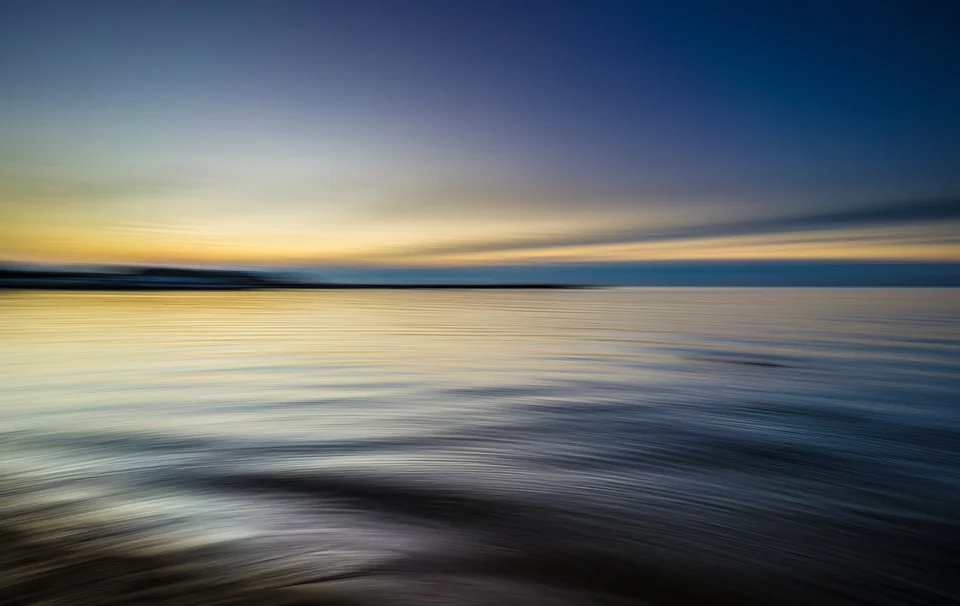 calm-waters-1850149_960_720.jpg