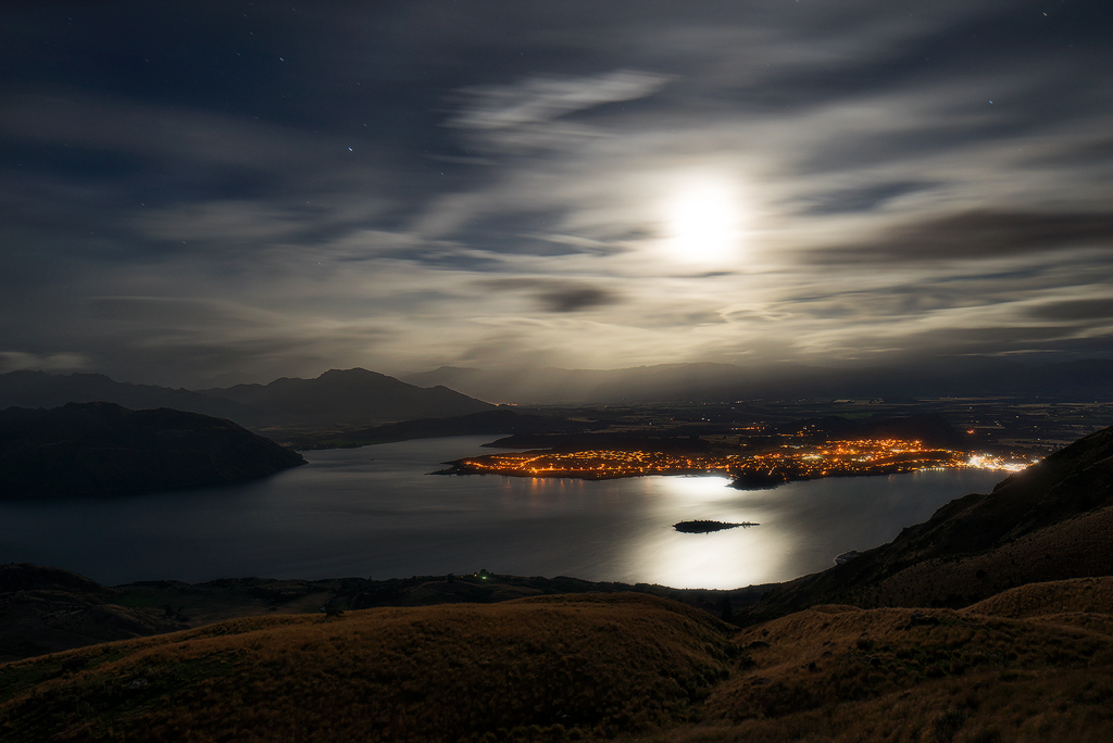 Full moon at Roys Peak
