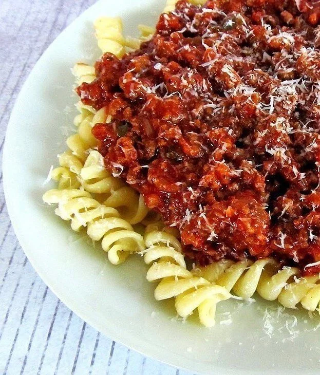 This weekend’s sausage bundle includes Spicy Italian and Breakfast Sausage. Here’s a great meal: remove the Spicy Italian from the casing, add to tomato sauce for a delicious meat sauce. 😋 mahalo to @chefjeffscheer for the amazing flavor