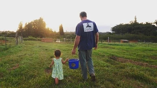 A (farmer) father’s daily gifts to his girls: teaching compassion for all living things, demonstrating and ingraining work ethic, respecting his daughters’ strength and abilities, and living with laughter. 🙏🏼 #happyfathersday to all. Ma