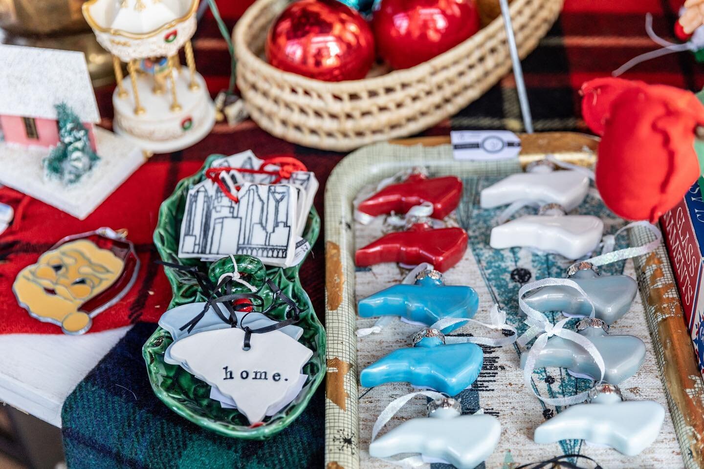 Get your holiday shopping done in one fell swoop at @vtgclt POP in @metropolitanclt! Find this magical shop filled with 90+ local/regional vendors in front of Hickory Tavern. Happy Gifting! XOXO
Photo: @laurasumrak 
Styled by: @studiocultivate
#vtgcl