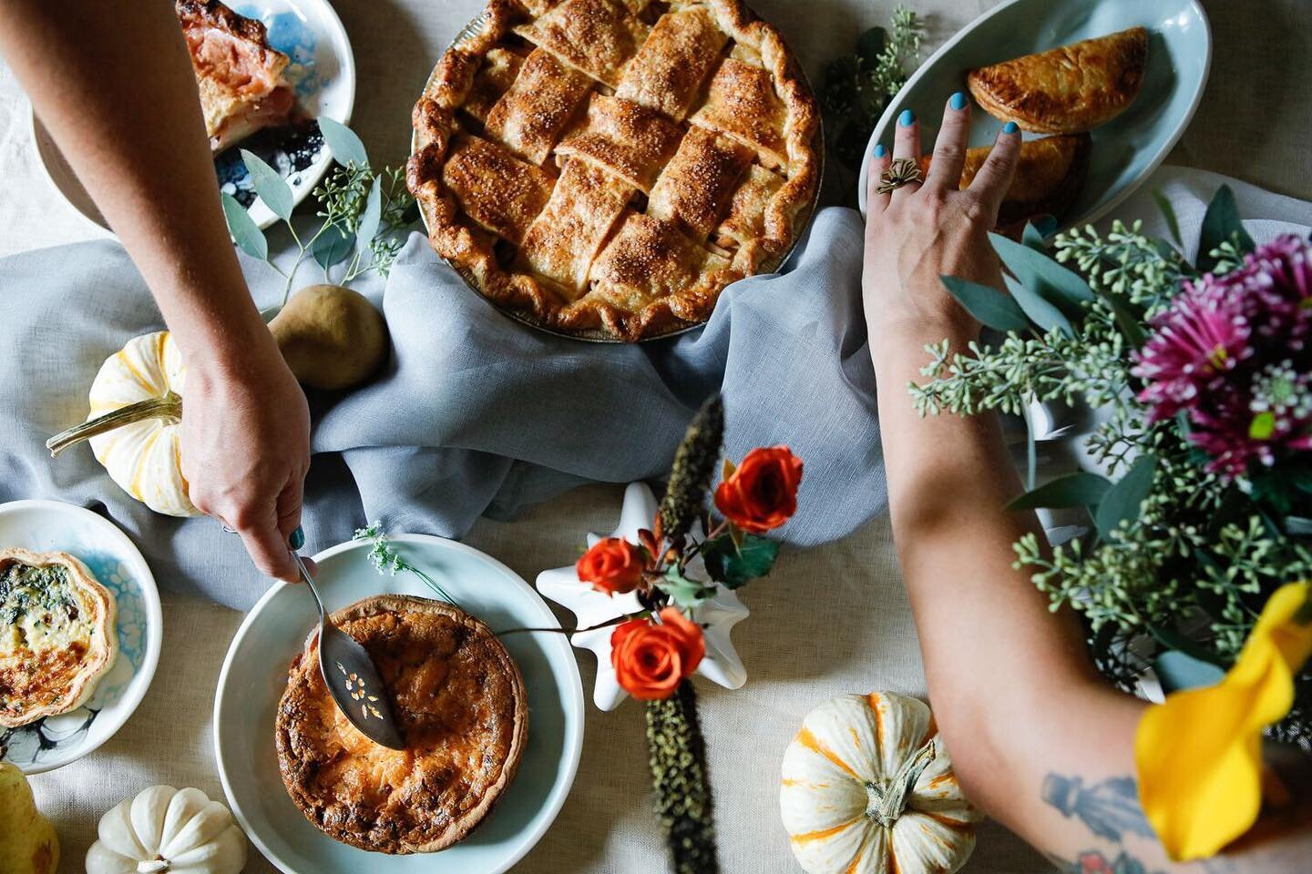 ✨Sweet &amp; Savory ✨Don&rsquo;t forget to place online orders by tomorrow for guaranteed Thanksgiving shipping! You can also scoot over to @milkglasspie &amp; check out her holiday pie list that just dropped! 
Thanks to my cute lil hand model&rsquo;