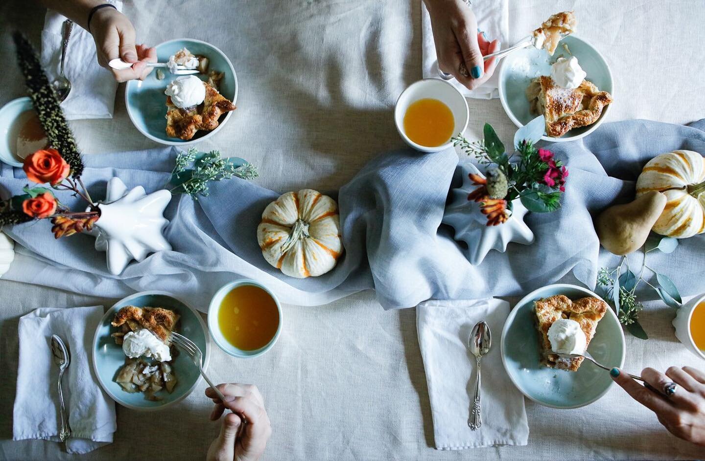 Wishing you &amp; yours a happy turkey day sweet baby angels! We hope you have a day full of love,  laughs &amp;  tryptophan naps with friends, family or your chosen family. 💞
🥧 : @milkglasspie 📸: @amy.n.herman 🖐🏼 models: @dublehache, @smashleyn