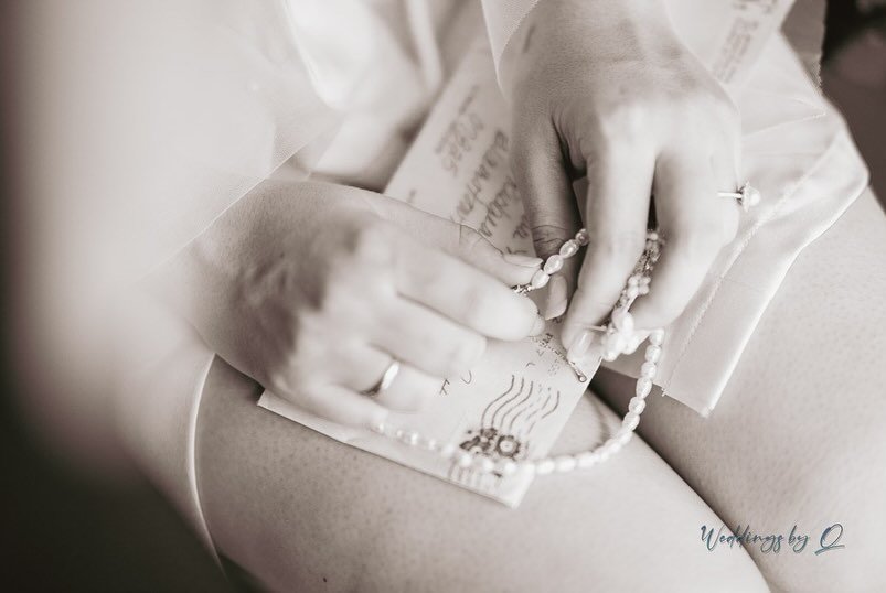 Getting ready&hellip; with a rustic vibe

#weddingphotographer #newjerseywedding #gettingready #bride #weddingdetails