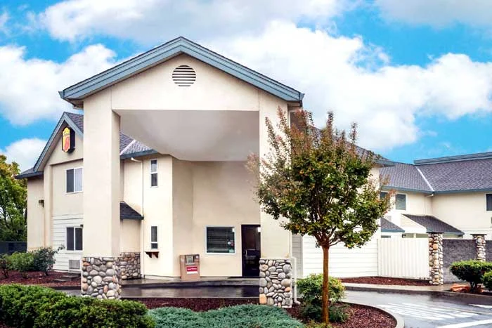 super 8 cloverdale