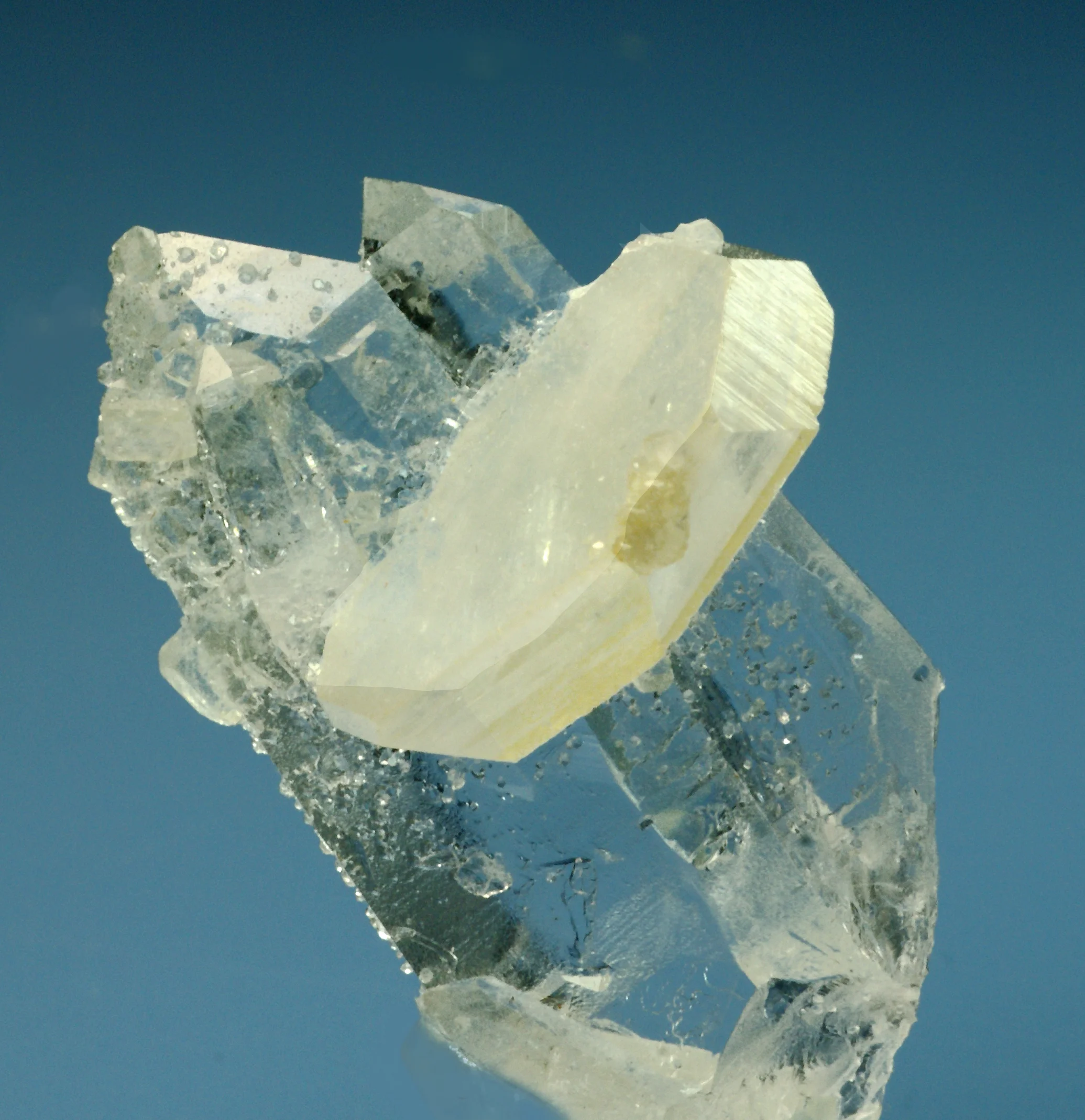 Apophyllite xl on Quartz xl.