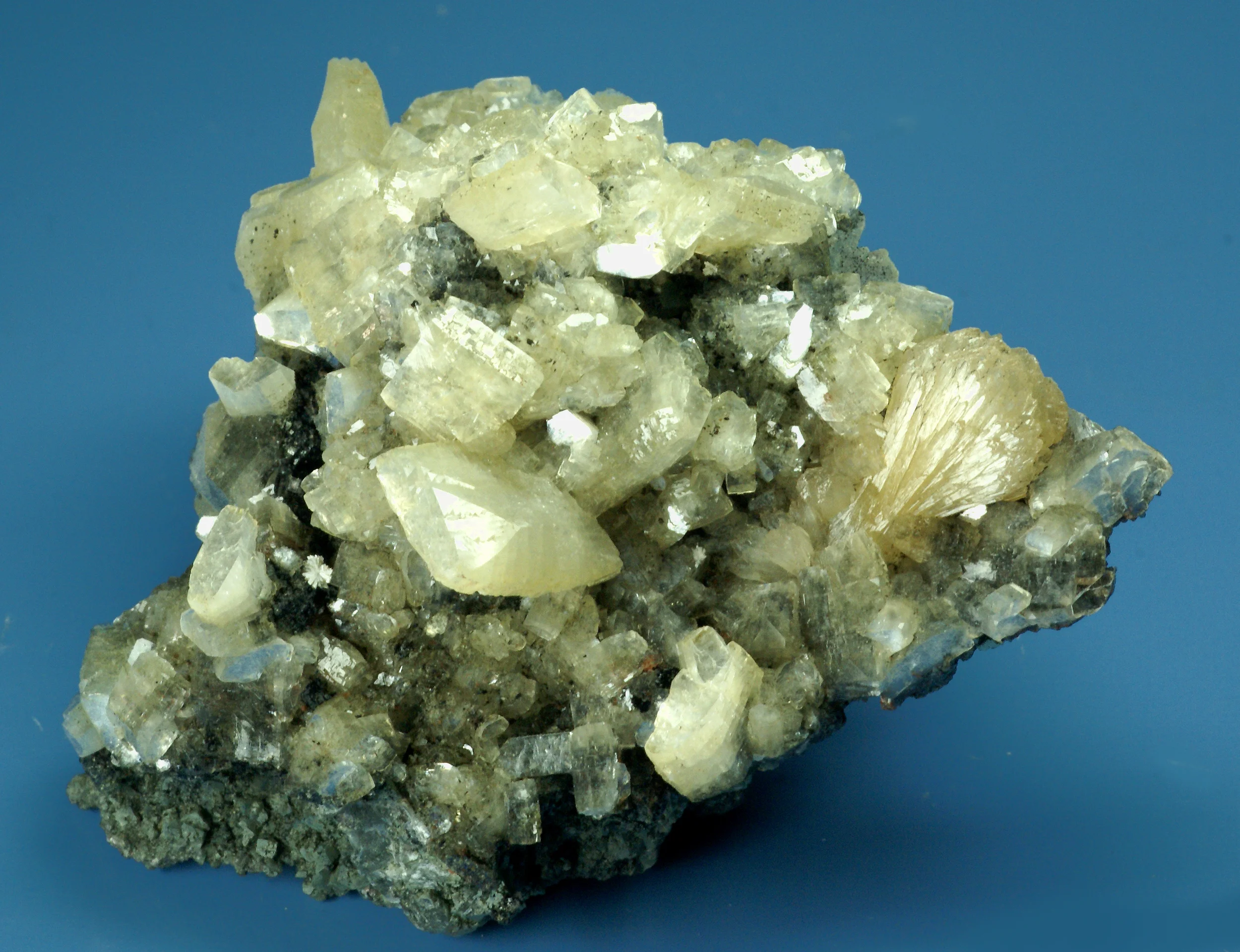 Heulandite-Ca xls. with Stilbite xls (Ottens book p.501)