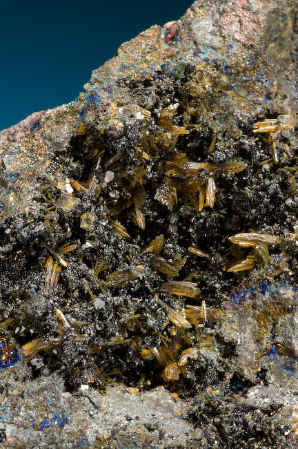 Brunogeierite xls(closer view) structure type