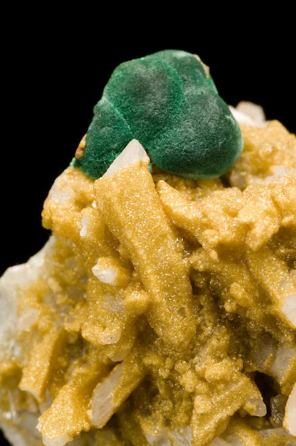 Hidalgoite xls. on Quartz, Malachite x-rayed and microprobed