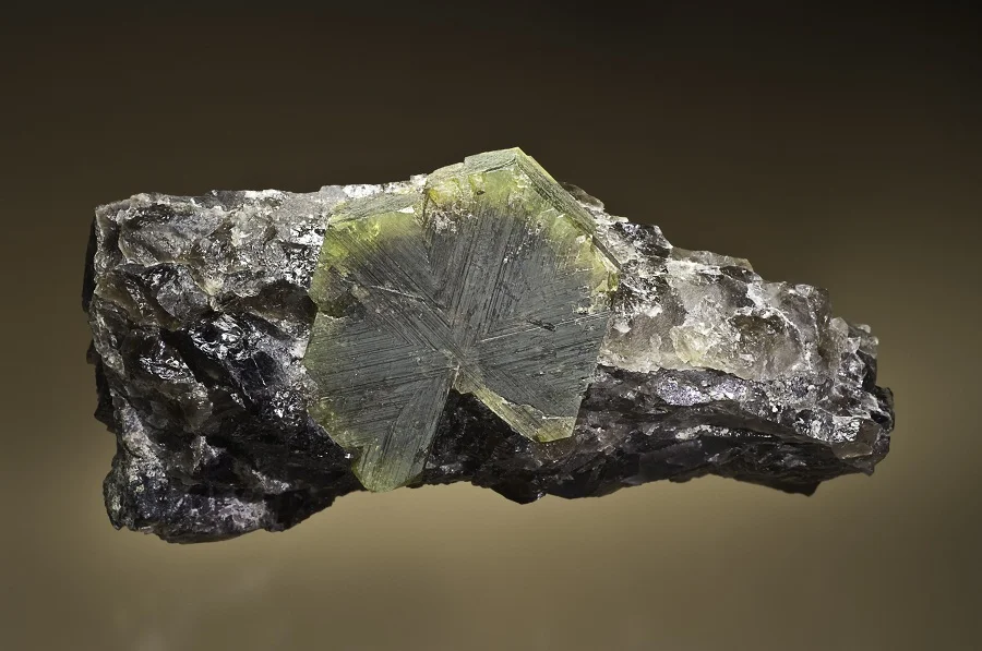 Chrysoberyl twin xl in Quartz