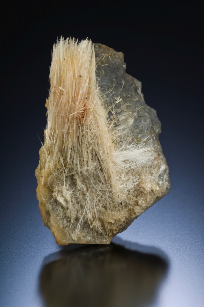 Fleischerite xls on Leadhillite xl (2.25 " long)