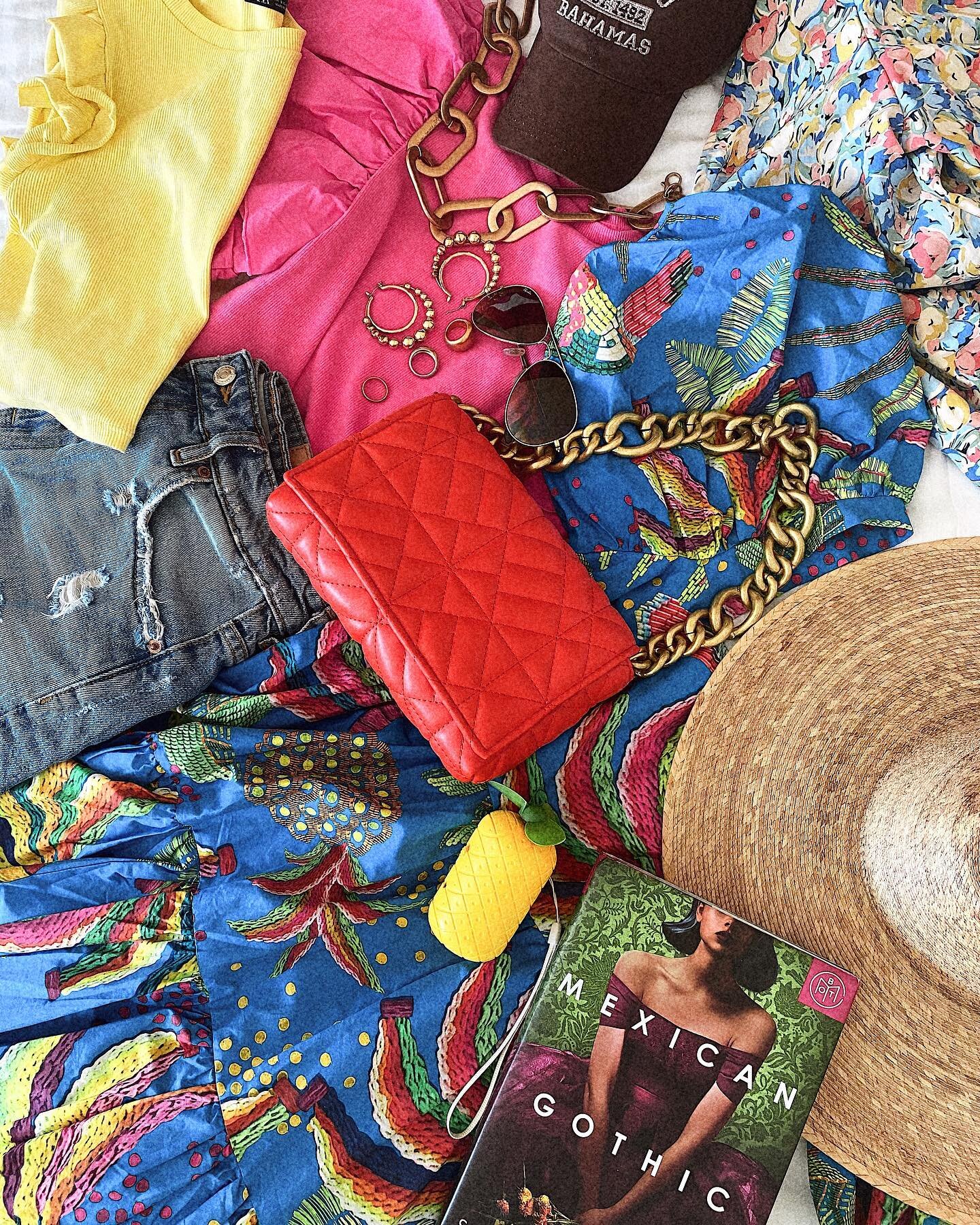 c o l o r ❤️🧡💛💚💙💜 

#vacationoutfits #vacayoutfit #colorful #wardrobe #ootdfashion #flatlaystyle #summertime #summerstyle #styleinspiration #latinablogger #traveloutfits