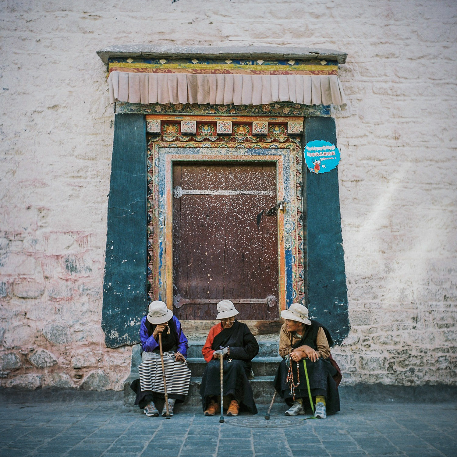 Women in doorway, Lhasa.jpg