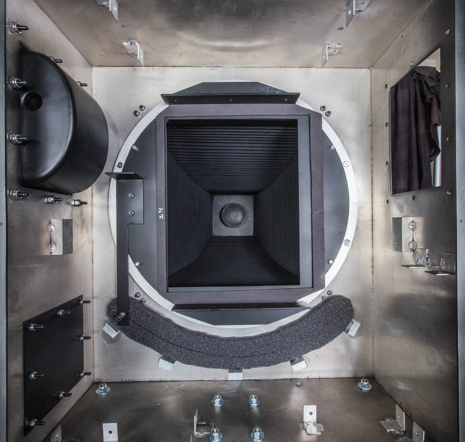 The sensor mount and rotation mechanism are shown in the vertical position. With the lens cover not present, the inside of the bellows can be seen.