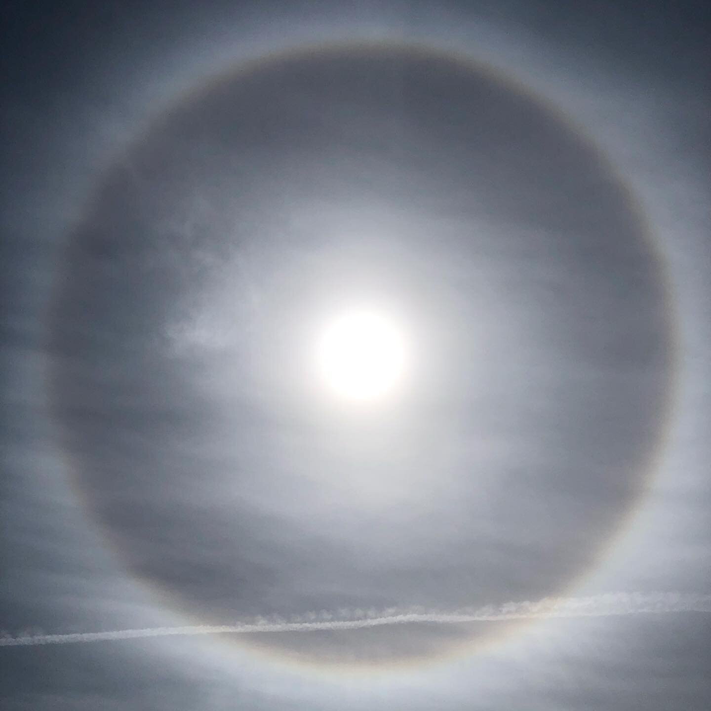 Love it when this happens. This solar halo seen near the studio is a fairly common example compared to other halo types, but that doesn&rsquo;t mean it&rsquo;s not amazing. 

#cloud #clouds #halo #solarhalo #sunhalo #cloudappreciationsociety @cloudap